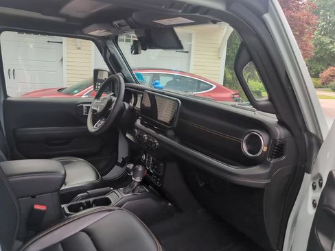 Used 2024 Jeep Wrangler Unlimited Sahara w/ Technology Group AWD/4WD image 9