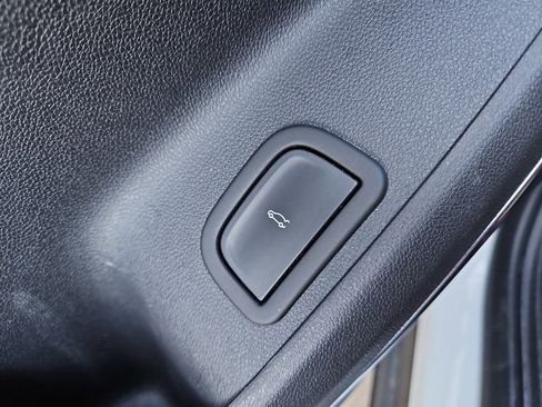 Used 2025 GMC Acadia Elevation image 17