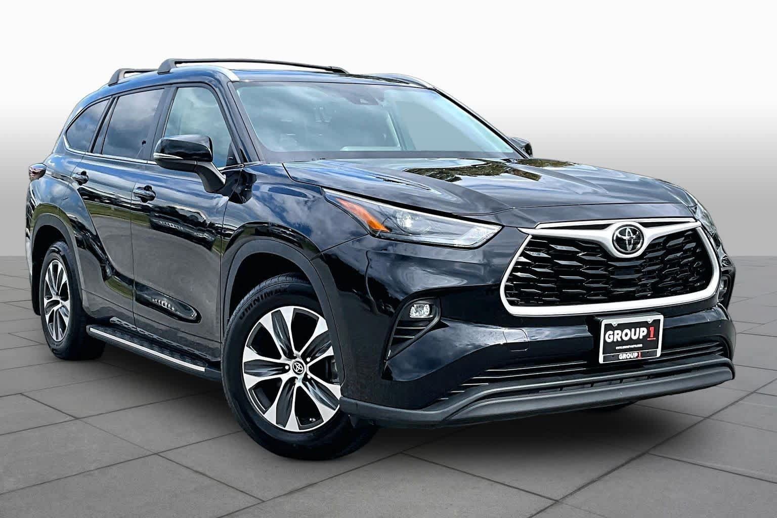 Used 2024 Toyota Highlander XLE FWD image 3