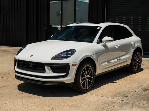 Certified 2025 Porsche Macan image 8