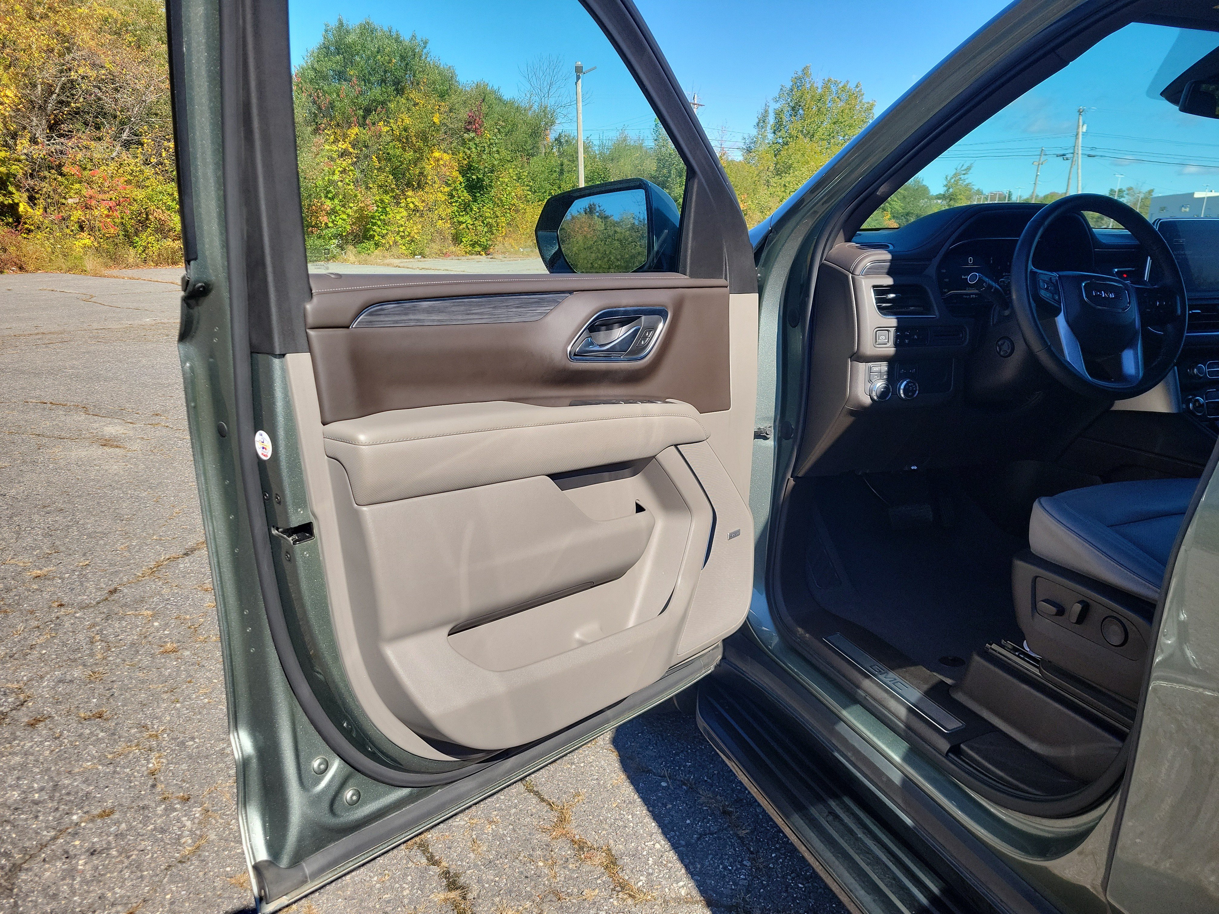 Used 2023 GMC Yukon SLT w/ SLT Premium Package AWD/4WD image 15