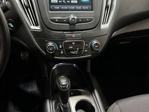 Used 2017 Chevrolet Malibu LT FWD image 19