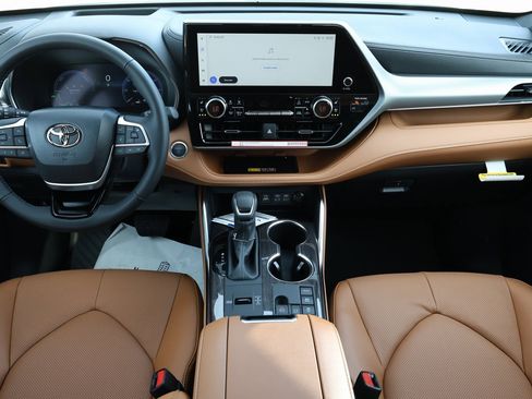 New 2026 Toyota Highlander Platinum image 2