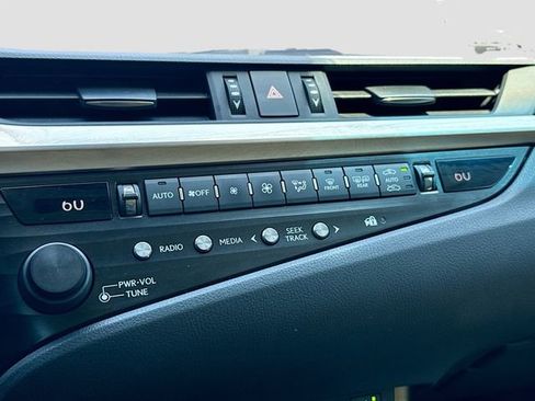 Used 2019 Lexus ES 300h FWD image 32