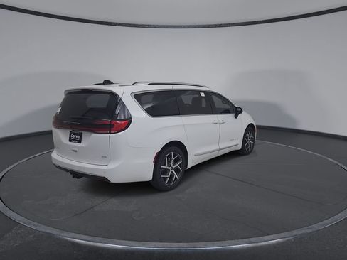 New 2027 Chrysler Pacifica Pinnacle w/ Theater Group AWD/4WD image 14