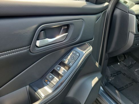 Certified 2025 Nissan Rogue SL AWD/4WD image 18
