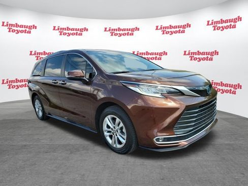 Used 2023 Toyota Sienna Limited FWD image 21