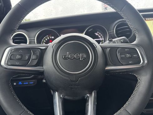 Used 2023 Jeep Wrangler Unlimited Sahara AWD/4WD image 19