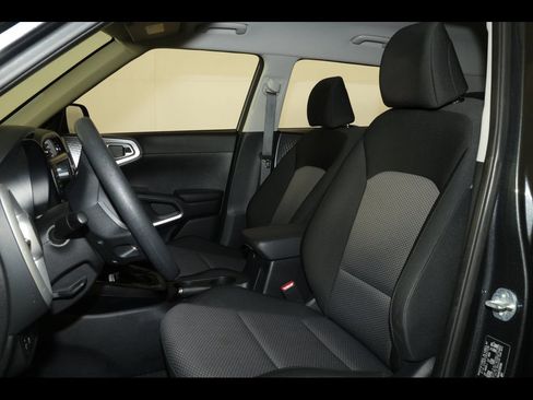 Used 2025 Kia Soul LX w/ LX Technology Package FWD image 13