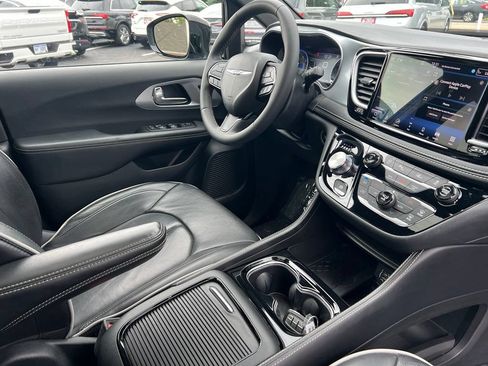 Used 2025 Chrysler Pacifica Limited FWD image 27