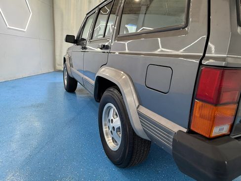 Used 1990 Jeep Cherokee Laredo RWD image 16