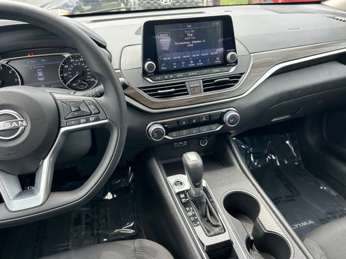 Used 2025 Nissan Altima 2.5 SV FWD image 16