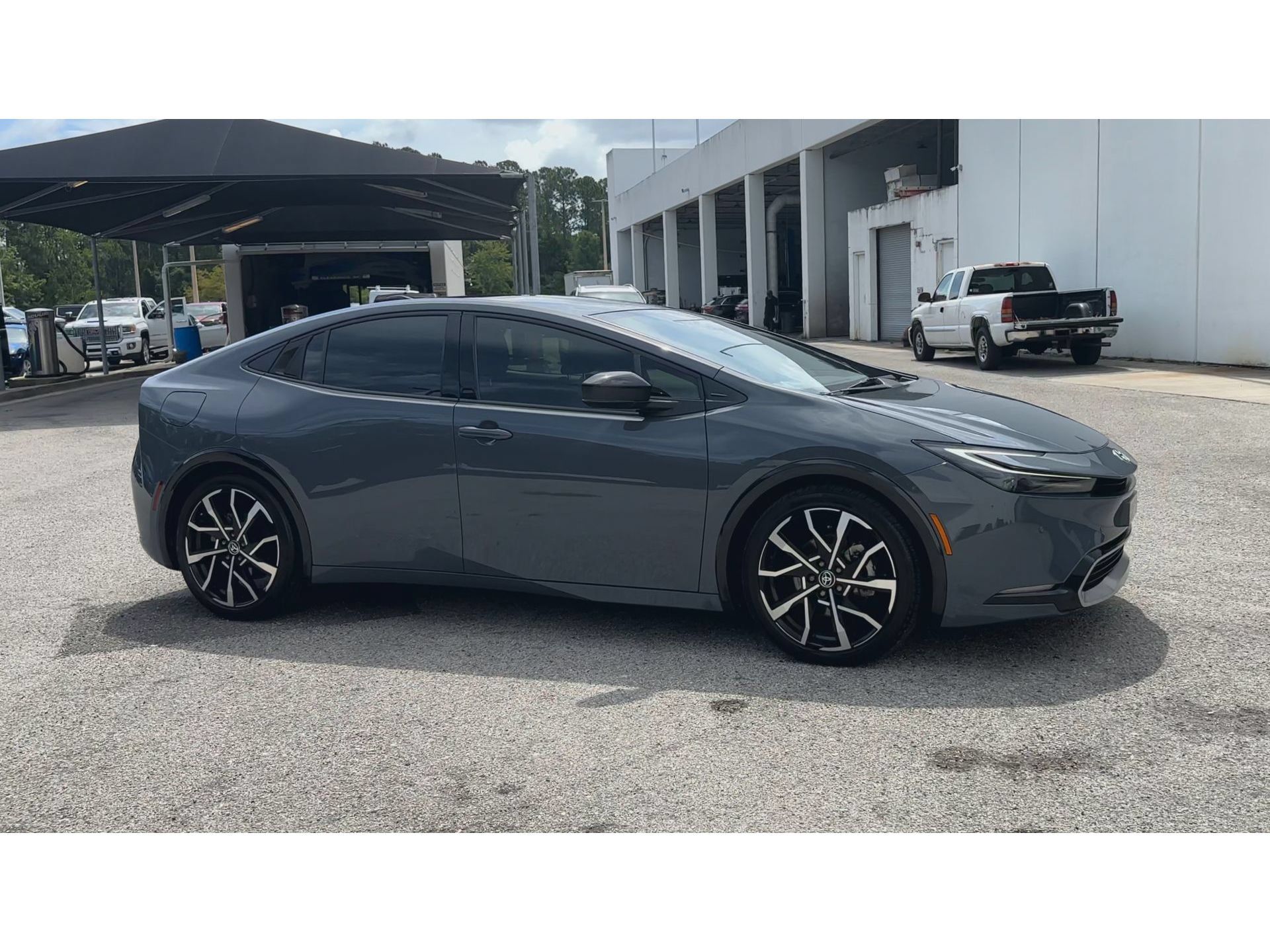 Used 2025 Toyota Prius Plug-In Hybrid FWD image 2