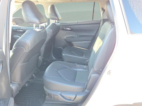Used 2021 Toyota Highlander XLE image 14