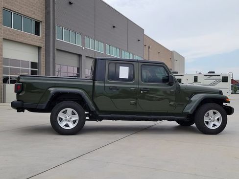Used 2022 Jeep Gladiator Sport AWD/4WD image 2