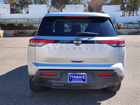 Used 2025 Nissan Pathfinder SV image 4
