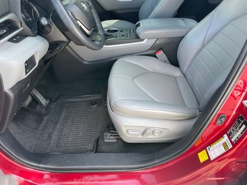 Used 2022 Toyota Highlander XLE AWD/4WD image 9