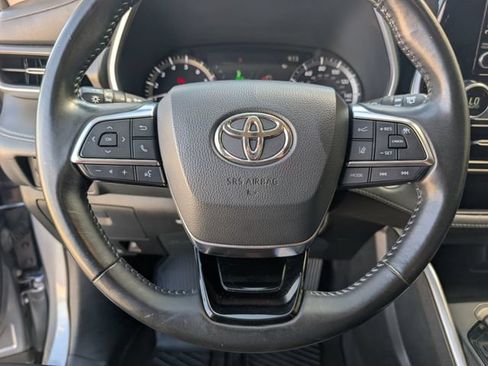 Used 2020 Toyota Highlander XLE FWD image 12