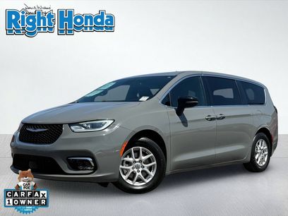Used 2025 Chrysler Pacifica Select