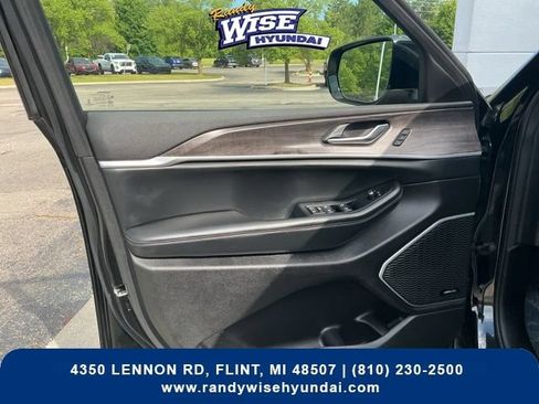 Used 2022 Jeep Grand Cherokee L Limited w/ Luxury Tech Group II AWD/4WD image 15