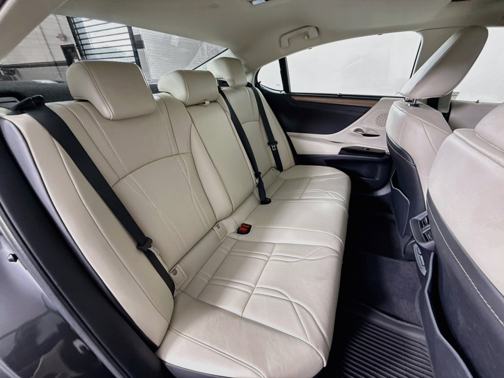 Used 2023 Lexus ES 300h Ultra Luxury FWD image 25