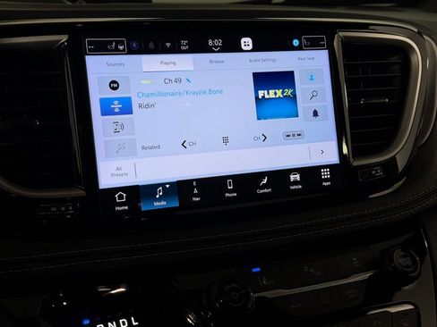 Used 2025 Chrysler Pacifica Select w/ Uconnect Theater Family Group FWD image 18