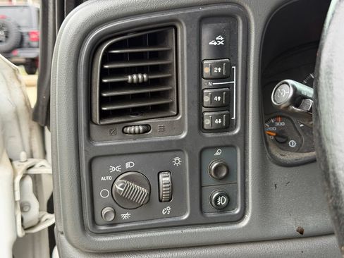 Used 2006 Chevrolet Silverado 2500 LT w/ Skid Plate Package AWD/4WD image 19