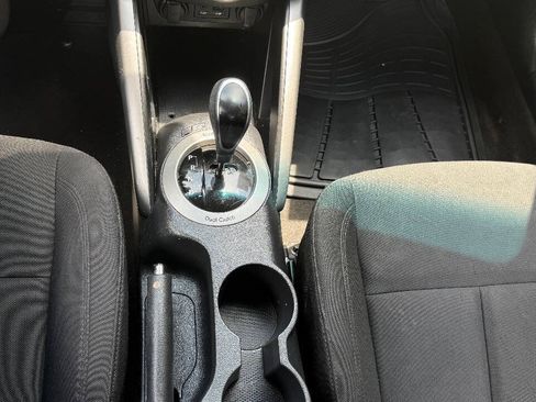 Used 2016 Hyundai Veloster FWD image 16
