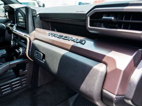 Used 2025 Toyota Tacoma SR5 AWD/4WD image 21