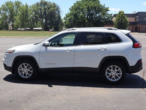 Used 2016 Jeep Cherokee Latitude AWD/4WD image 9