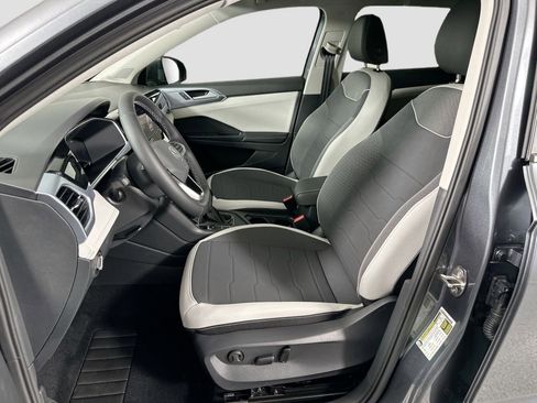 Certified 2025 Volkswagen Taos SE image 15