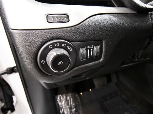 Used 2018 Jeep Cherokee Latitude Plus FWD image 19