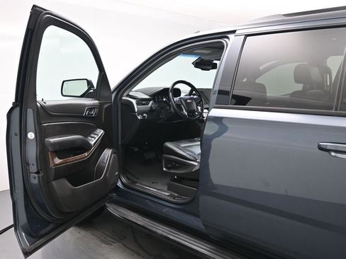 Used 2019 Chevrolet Suburban LT w/ RST Edition RWD image 8