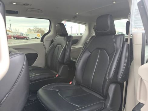 Used 2024 Chrysler Pacifica Limited FWD image 13