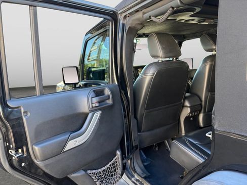 Used 2013 Jeep Wrangler Unlimited Rubicon w/ Connectivity Group AWD/4WD image 14