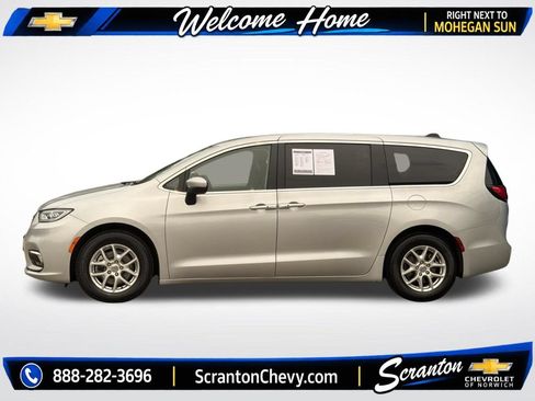 Used 2023 Chrysler Pacifica Touring-L FWD image 4