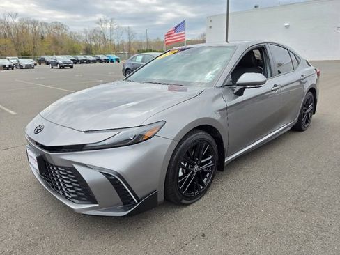 Used 2025 Toyota Camry SE w/ Convenience Package image 3