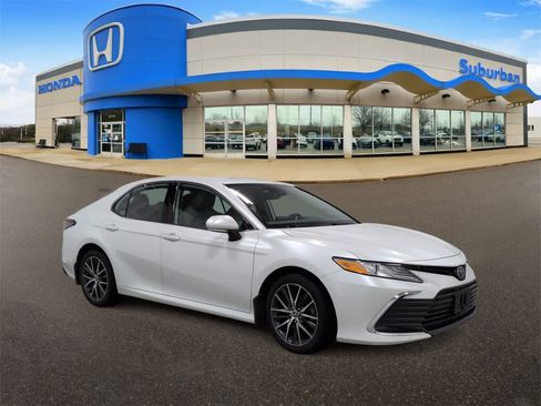 Used 2023 Toyota Camry XLE image 2