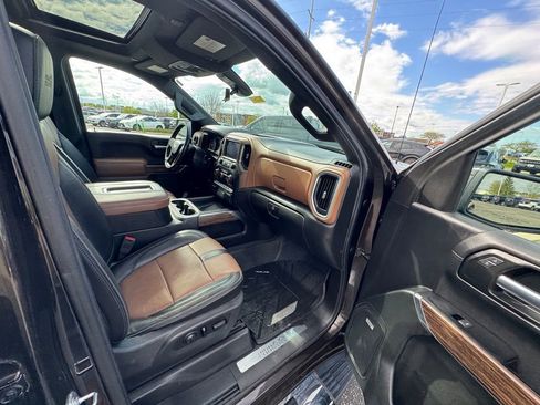 Used 2019 Chevrolet Silverado 1500 High Country w/ Technology Package AWD/4WD image 17