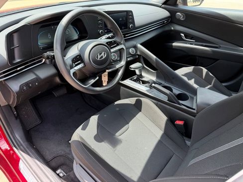 Certified 2025 Hyundai Elantra SE image 12