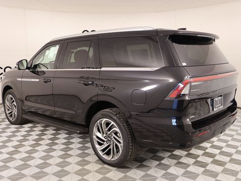 New 2026 Lincoln Navigator Premiere AWD/4WD image 23