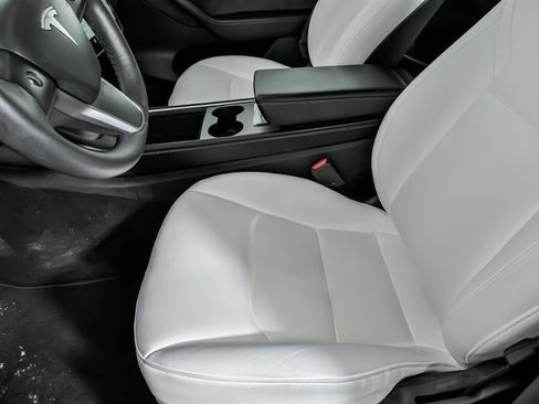 Used 2022 Tesla Model Y Long Range image 17