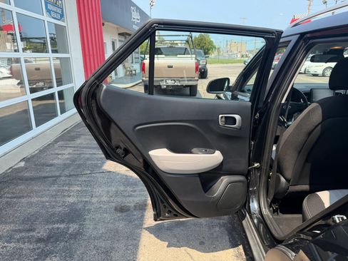 Used 2025 Hyundai Venue SEL FWD image 11