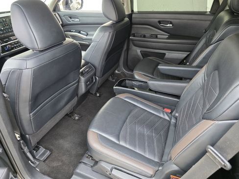 Used 2024 Nissan Pathfinder Platinum image 28