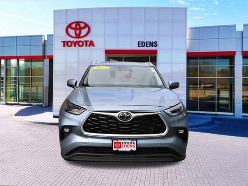 Used 2022 Toyota Highlander XLE AWD/4WD image 11