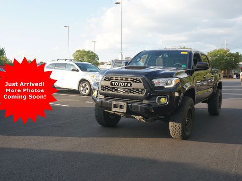 Used 2022 Toyota Tacoma TRD Sport w/ Technology Package AWD/4WD image 1