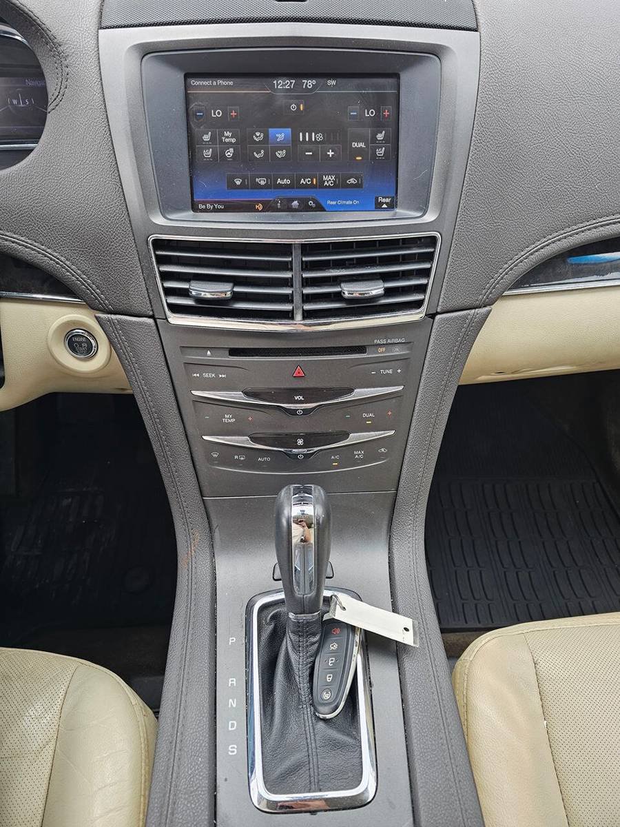 Used 2013 Lincoln MKT AWD image 17