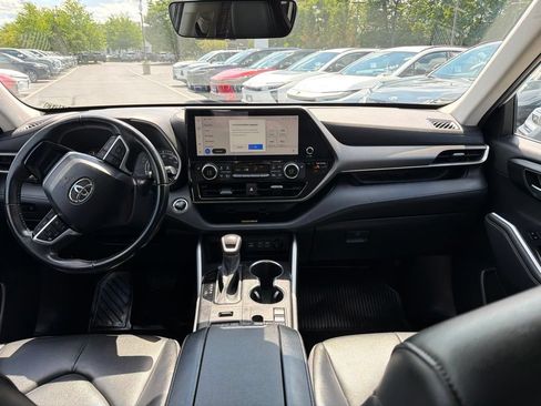 Used 2023 Toyota Highlander XLE AWD/4WD image 15