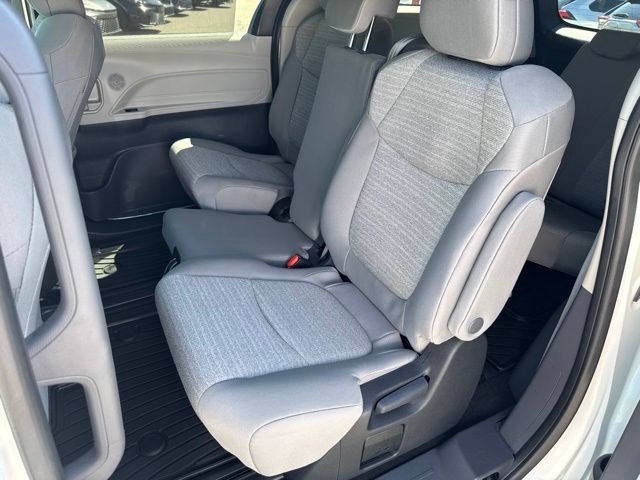 Used 2023 Toyota Sienna LE AWD/4WD image 6