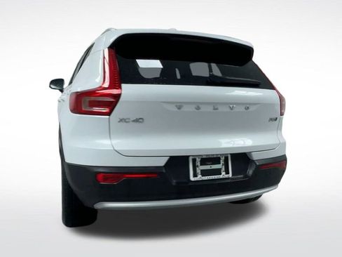 Used 2025 Volvo XC40 B5 Core image 23